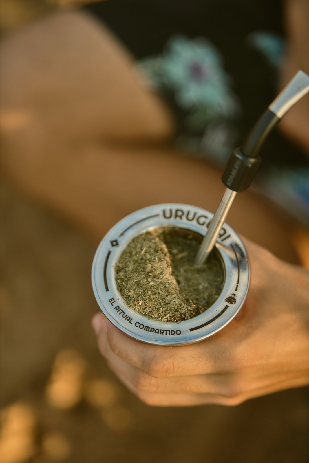 Mate Uruguaí preparado y sostenido entre las manos